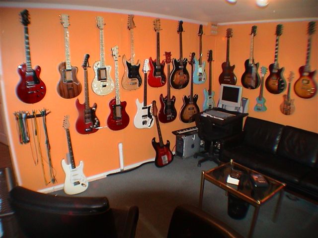 Control-guitar.JPG (204804 bytes)